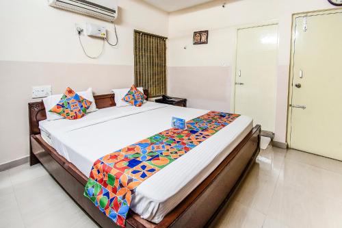 Säng eller sängar i ett rum på FabHotel Aditya Yatri Nivas