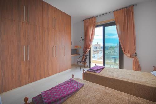 a bedroom with two beds and a large window at Kolderen Coral Bay 6 in Coral Bay