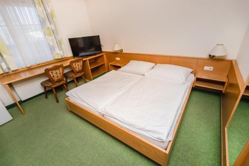 Ein Bett oder Betten in einem Zimmer der Unterkunft Gasthof Strauß