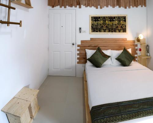 Ένα ή περισσότερα κρεβάτια σε δωμάτιο στο Baan URT Suratthani Airport Hotel