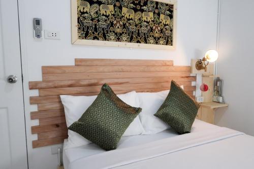 Postel nebo postele na pokoji v ubytování Baan URT Suratthani Airport Hotel