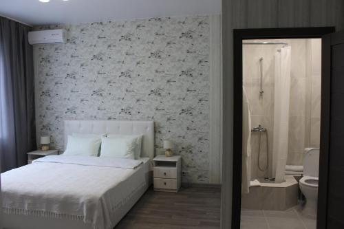 Una cama o camas en una habitación de Sofia Hotel