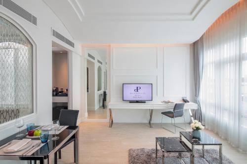 TV a/nebo společenská místnost v ubytování De Princess Hotel Udonthani