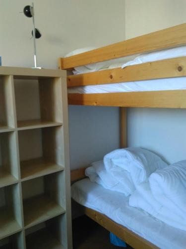- une chambre avec des lits superposés et une étagère à livres dans l'établissement Appartement traversant résidence chaput 2 - 2 pièces - 6 personnes - vue sur front de neige, à La Toussuire