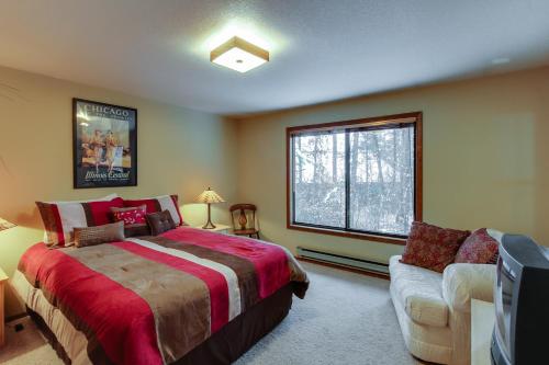 1 dormitorio con cama, sofá y ventana en The Aspens Holiday Home #40, en McCall