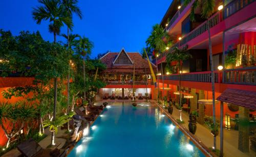 uma vista superior de uma piscina num edifício em Golden Temple Hotel em Siem Reap