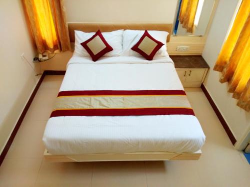 een slaapkamer met een groot bed in een kamer bij Aishwarya Residency in Tiruvannamalai