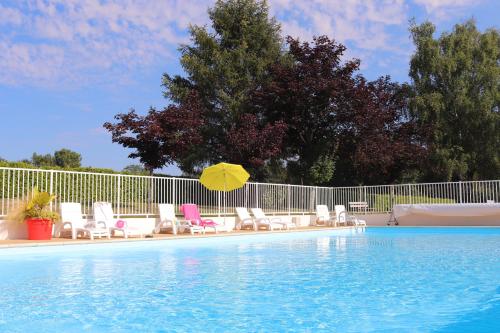 สระว่ายน้ำที่อยู่ใกล้ ๆ หรือใน Village Vacances de Chantonnay