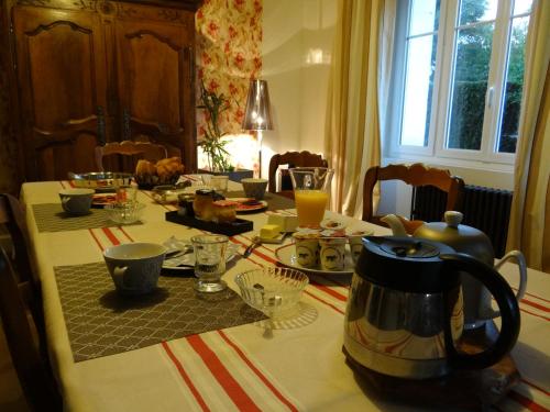 Restaurant o iba pang lugar na makakainan sa Les Tilleuls - Chambres d'hôtes - La Rochefoucauld