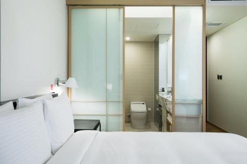 เตียงในห้องที่ Sotetsu Hotels The Splaisir Seoul Myeongdong