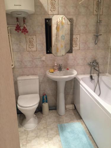 セルプホフにあるАпартаментыのバスルーム(トイレ、洗面台、バスタブ付)