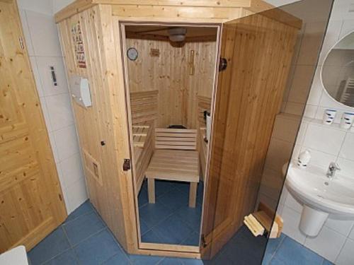 La petite salle de bains est pourvue de toilettes et d'un lavabo. dans l'établissement Ferienwohnung Robben Deele, à Sankt Peter-Ording