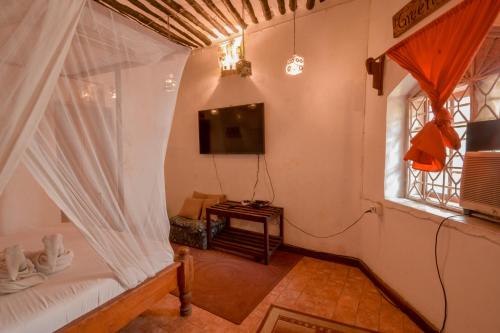 TV a/nebo společenská místnost v ubytování Malindi Guest House