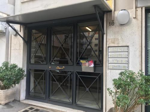 een toegang tot een gebouw met een zwarte deur bij Dormi a Roma in Rome