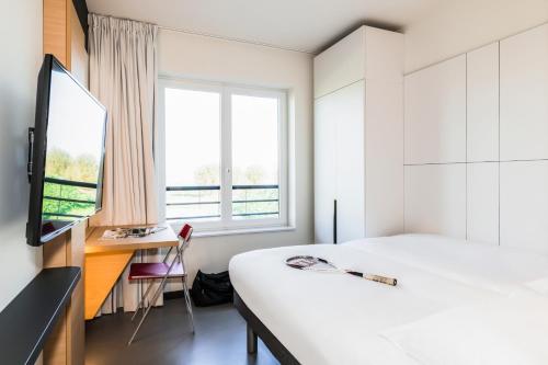 Postel nebo postele na pokoji v ubytování ibis Budget Knokke