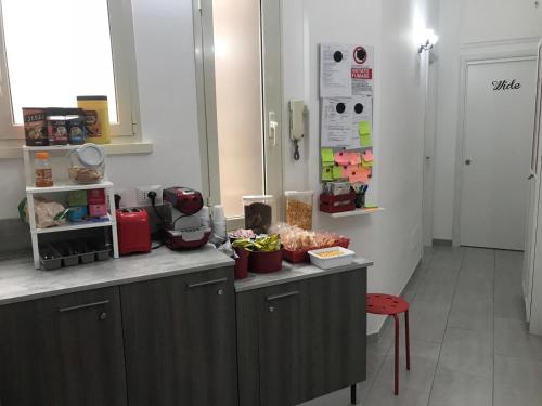 a kitchen with a counter top with a counter sidx sidx sidx at Dunant House in Rome