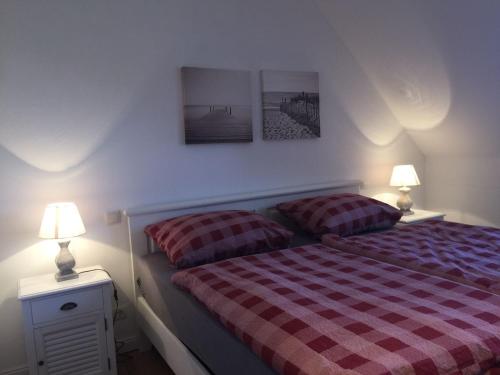 ein Schlafzimmer mit 2 Betten und 2 Lampen an Tischen in der Unterkunft Hof Vilmnitz Haus B in Putbus