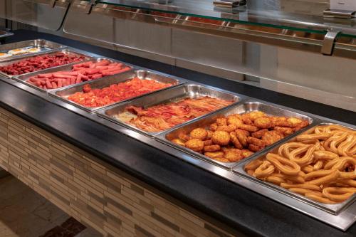Makanan di atau berdekatan hotel