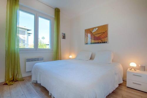 Spacious 2 Bedrooms near Cannes centerにあるベッド