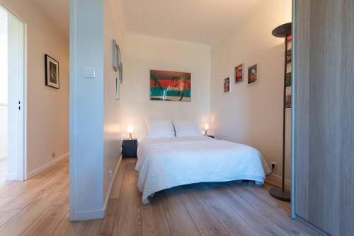Spacious 2 Bedrooms near Cannes centerにあるベッド