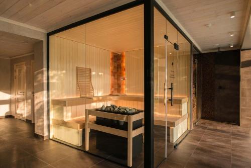 SileneにあるSilene Resort & Spaのガラス張りのバスルーム(シンク、シャワー付)