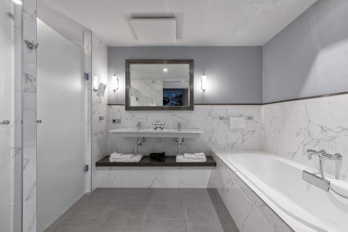 A bathroom at Grand Hotel Valies