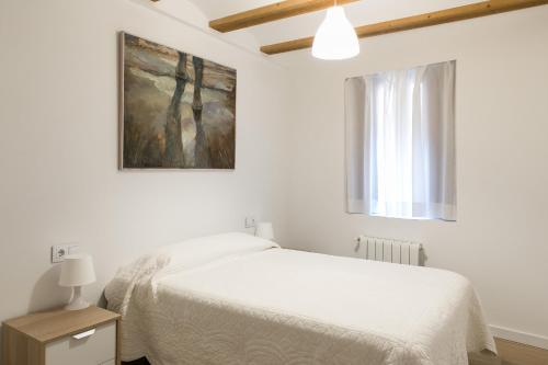 バレンシアにあるApartUP L' Almoinaの白いベッドルーム(ベッド1台、窓付)