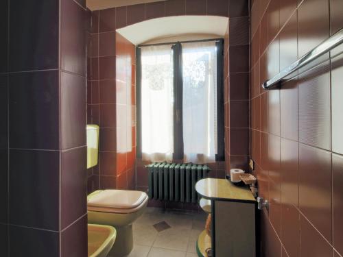 łazienka z toaletą i oknem w obiekcie casa ciosse w mieście Grognardo