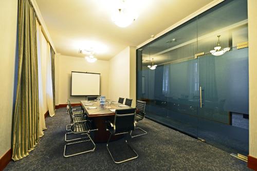 El área de trabajo o centro de convenciones de Hotel Astoria Tbilisi