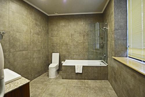 Un baño de Hotel Astoria Tbilisi