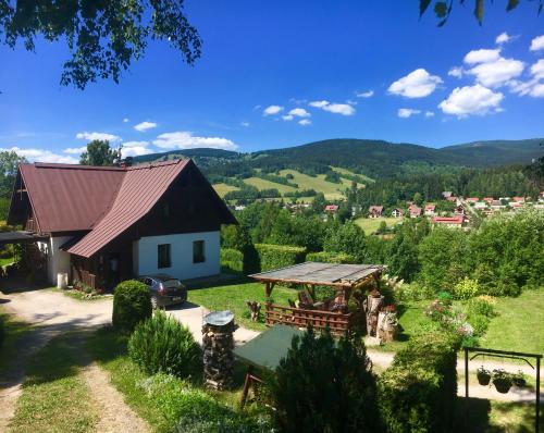 widok z lotu ptaka na dom z altaną w obiekcie Ubytování MAPE, Rokytnice nad Jizerou, Horní 679, 512 44 w Rokitnicach nad Izerą