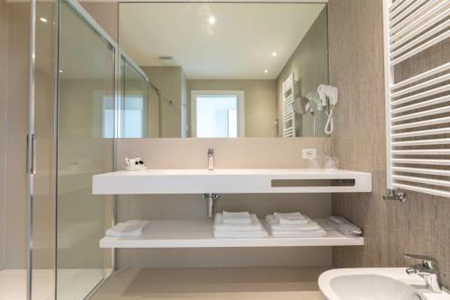 uma casa de banho com um lavatório e um espelho em Hotel Imperia em Lido di Jesolo