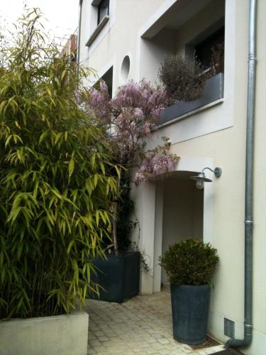 Ein Garten an der Unterkunft Beauséjour-Porte de Versailles Expo