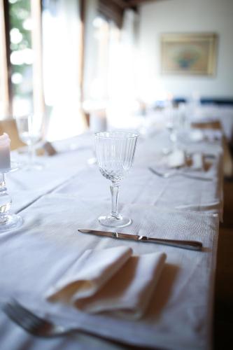 a long table with glasses and napkins on it at Country Club Hotel & Suites in Mikrón Khoríon