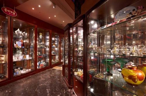 a room filled with lots of glass display cases at Hotel Kuva Chateau in Zhongli