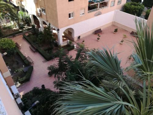 an aerial view of a courtyard in a building at La casa de Blanca. Coqueto piso céntrico y cerca de todo in Almería