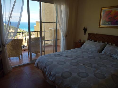 1 dormitorio con 1 cama y vistas al océano en Villa de Standing Vue Mer, en Altea