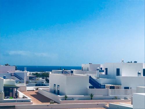 プエルト・カレロにあるCasa Puerto Azulの海を背景にした白い建物群