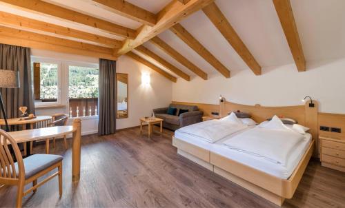 A bed or beds in a room at Rainell Dolomites Retreat