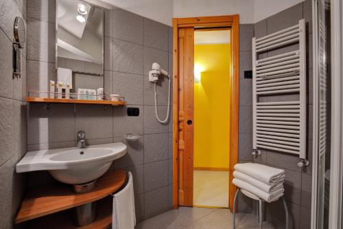 a bathroom with a sink and a shower at iH Hotels Courmayeur Mont Blanc in Courmayeur