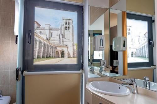 A bathroom at Hotel Alda Cardeña