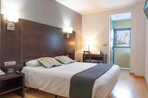 Hotel Alda Cardeña tesisinde bir odada yatak veya yataklar