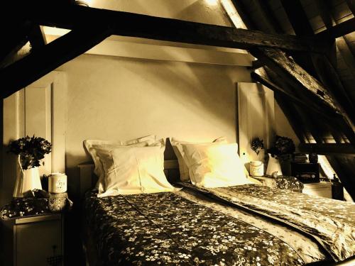 a bedroom with a bed with white sheets and pillows at BIJZONDER OVERNACHTEN tZEEUWSE KLOPPERTJE in Middelburg