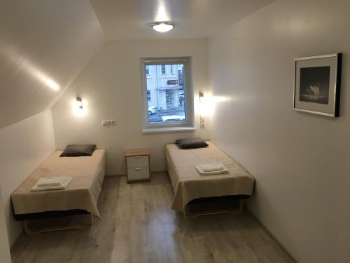 Zimmer mit 2 Betten und einem Fenster in der Unterkunft Huntfood Majutus in Jõgeva