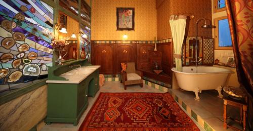 a bathroom with a tub and a sink and a bath tub at château de Mauriac in Senouillac