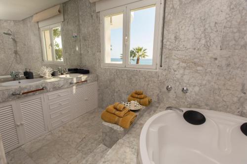 Kúpeľňa v ubytovaní Villa Venecia, Apartamento de Lujo en 1º línea de playa + parking