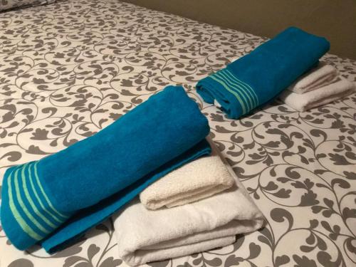 grupa ręczników i ręczników na łóżku w obiekcie Apartamento Las Brisas w mieście Mijas
