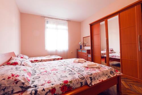 1 dormitorio con 1 cama y vestidor en Apartment Sofija, en Niš