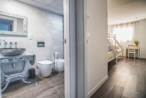 エル・カンページョにあるLuxury Beach Penthouseのバスルーム(洗面台、トイレ付)、ベッド1台が備わります。