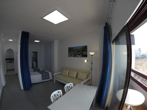 een woonkamer met een bank en een bed bij Apartamentos Juan Pérez- Viviendas Vacacionales in Las Palmas de Gran Canaria